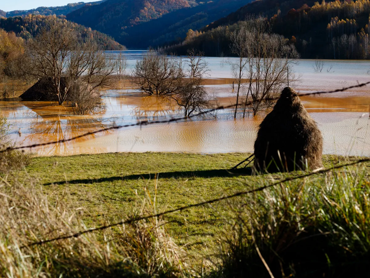 Lacul de steril în care ajung reziduurile de la cariera de cupru de la Roșia Poieni, din Munții Apuseni - Foto: INQUAM PHOTOS / Cornel Putan