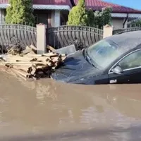 Peste 5.400 de persoane evacuate în 28 de localități. 45 de copaci doborâți, Case și mașini distruse - Foto: Facebook/Meteoplus