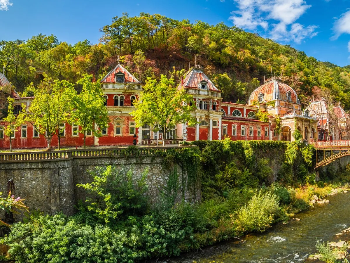 Doi bărbați sunt cercetați după ce au furat mobilă și veselă dintr-un hotel din Băile Herculane