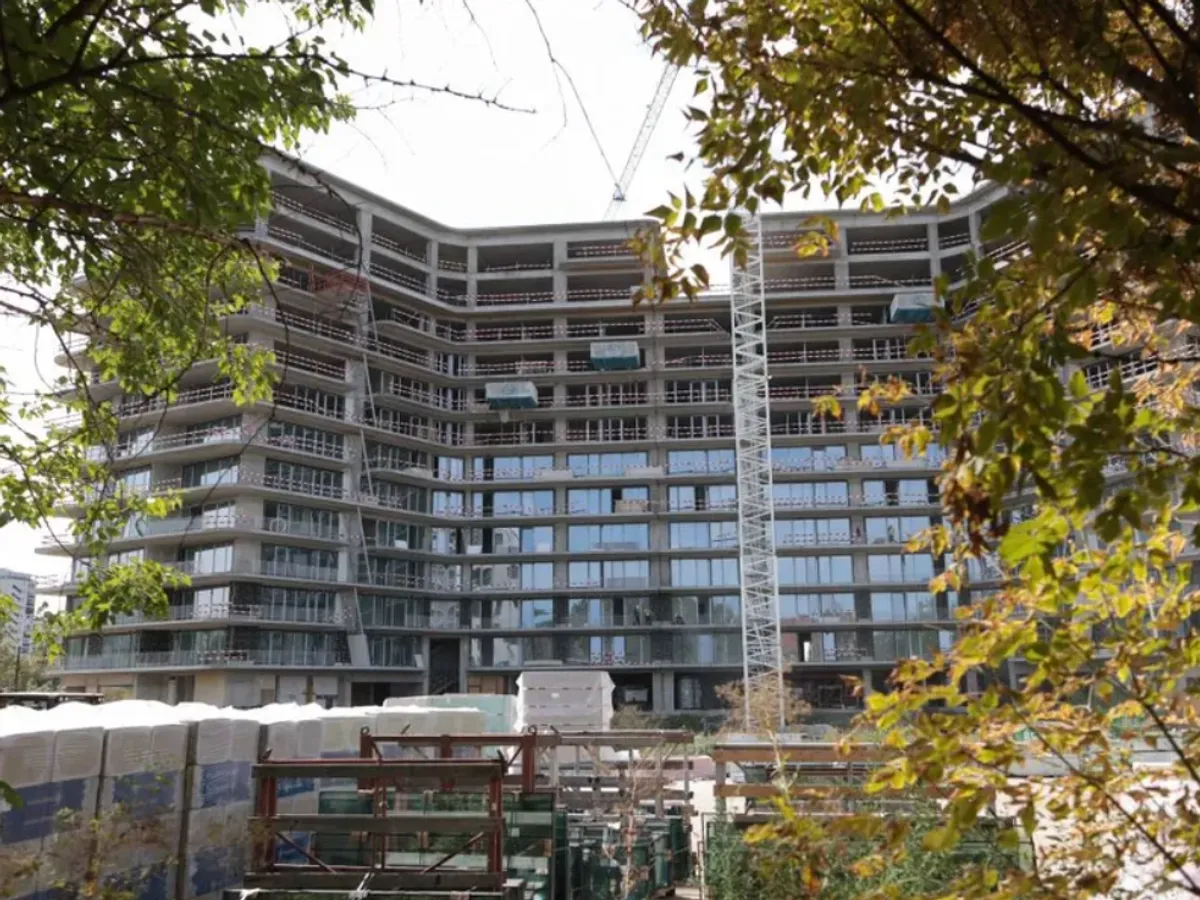 „Taxa pe stâlp” a fost adoptată. Ce impozite se vor plăti pe construcțiile speciale? - Foto: Inquam Photos/ Octav Ganea
