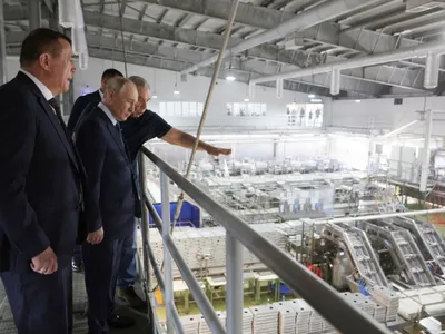 Vladimir Putin vizitează fabrica de procesare a peștelui Iasni, de pe insula Iturup - Foto: Profimedia Images