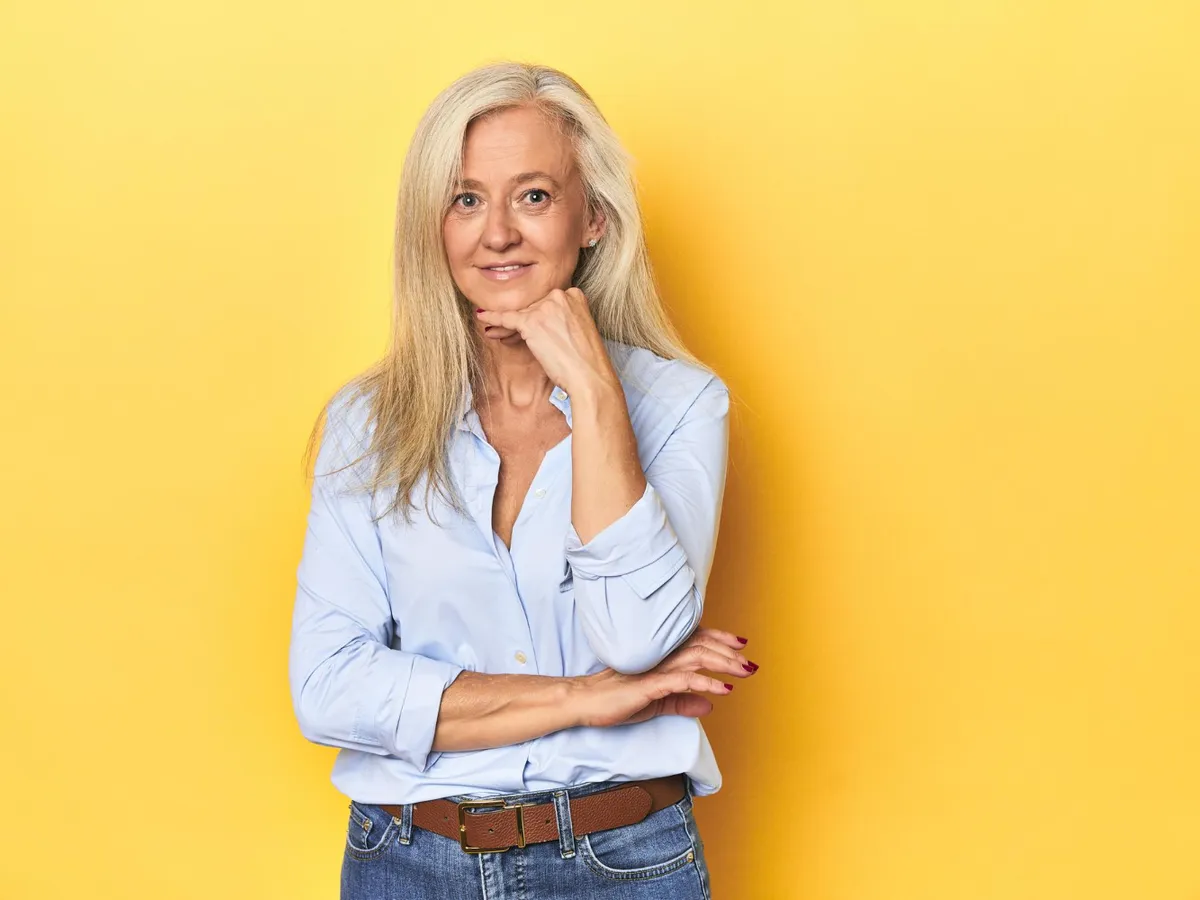 Pensionară la pensie, fericită - Foto: Freepik