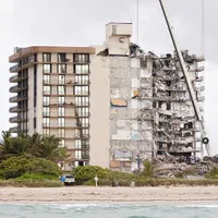 Cel puţin 79 de morţi în urma prăbuşirii imobilului din Florida; o pisică a fost găsită în viaţă /Real Deal