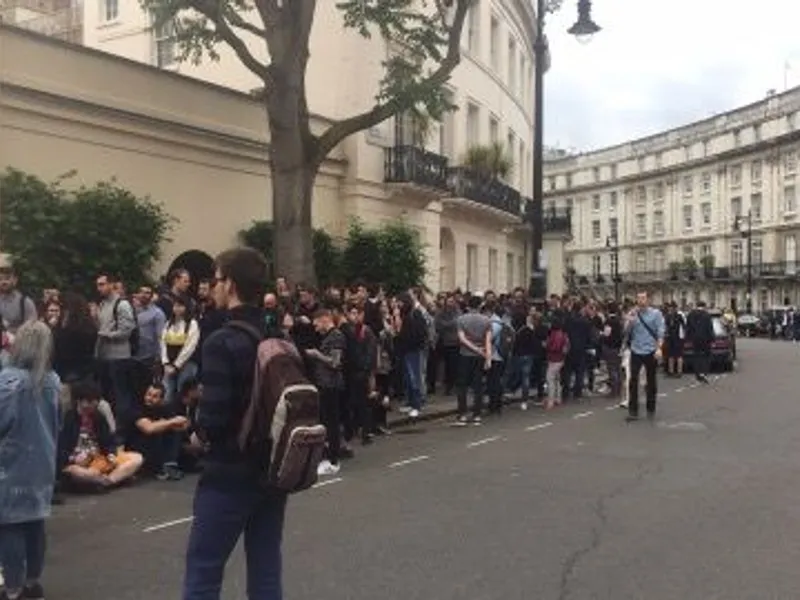 Români stând la coadă pentru a vota în Londra/Foto: Facebook