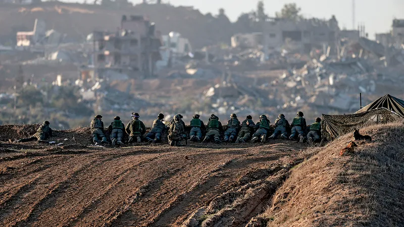 Soldați ai IDF în apropierea graniței din sudul Israelului, în poziție de luptă, pe un deal care domină nordul Fâșiei Gaza, pe 11 decembrie 2023