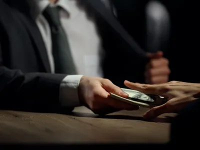 Oferire de mită - Foto: Profimedia (cu rol ilustrativ)