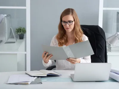 Foto:  Bugetarii au o singură variantă prin care își pot recupera sumele pierdute prin noile măsuri fiscale Sursa: Freepik