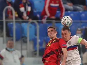 Timothy Castagne îtr-un duel aerian Foto: gettyimages