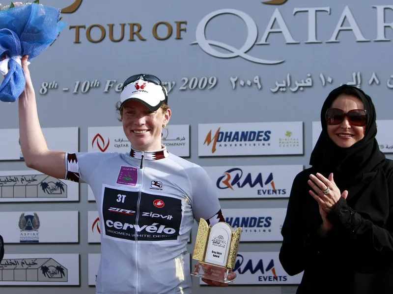 Ciclistul olandez Kirsten Wild alături de șeica Hanadi bint Nasser al-Thani, vicepreședinte al Consiliului de administrație al Qatar Motor/Foto: Profimedia Images