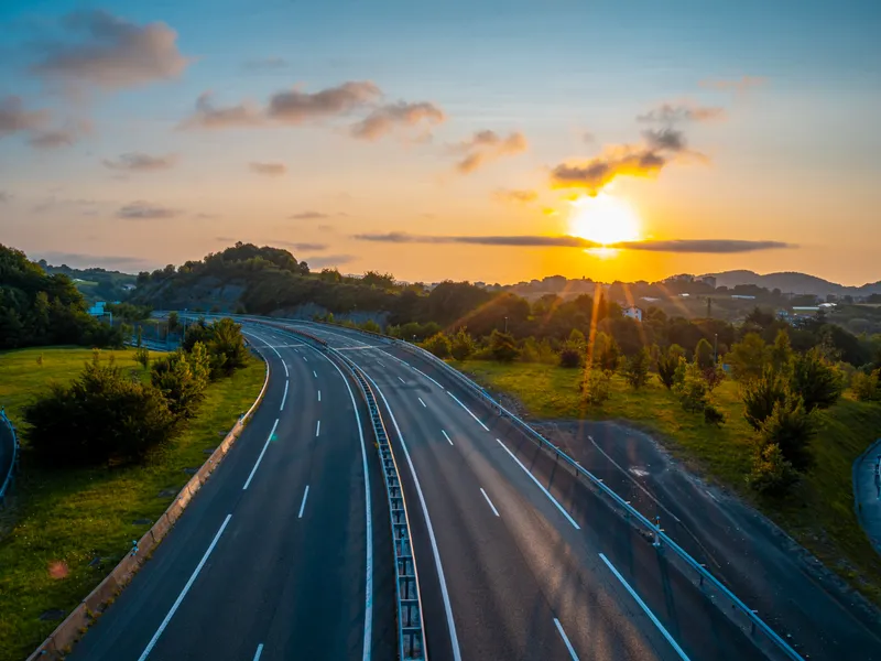Suntem cu un pas mai aproape să conectăm Vestul de Estul ţării prin autostrăzi. Câți km sunt gata? Foto: Freepik (fotografie cu caracter ilustrativ)