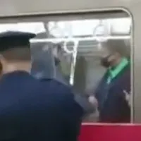 Suspectul în vârstă de 24 de ani era costumat ca personajul „Joker”. FOTO: Captură video