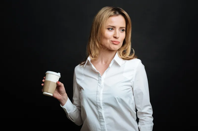 Tânără bând o cafea - Foto: Freepik
