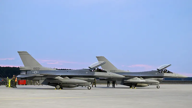 Slovacia a primit primele două avioane F-16 . Bratislava a platit pentru 14 avioane 1,7 milioane $ Foto: profimediaimages.ro