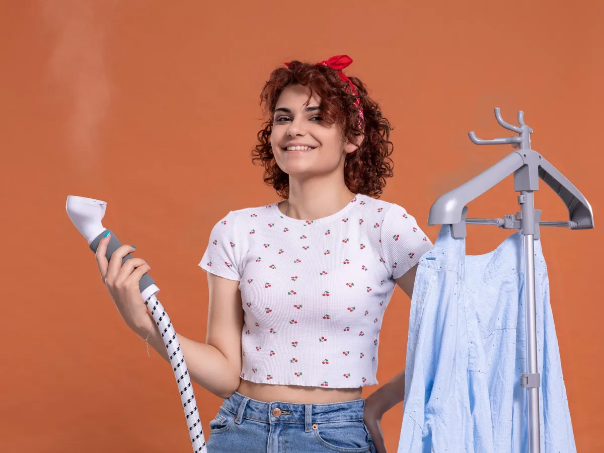 Te curentezi după ce porți haine sintetice? Ai nevoie de o cremă pentru mâini și un umeraș metalic - Foto: Freepik (Imagine cu rol ilustrativ)