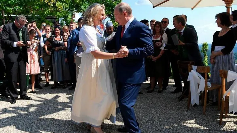 Kneissl, fost ministru de Externe al Austriei, s-a mutat în Rusia. Putin i-a dat avion pentru ponei - Foto: Profimedia Images
