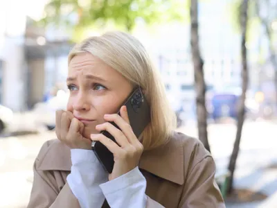 Femeie vorbește la telefon - Foto: Freepik (rol ilustrativ)