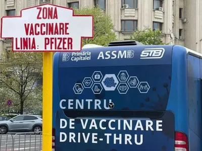 Zeci de persoane aştepta să se vaccineze la centrul drive-thru  / FB