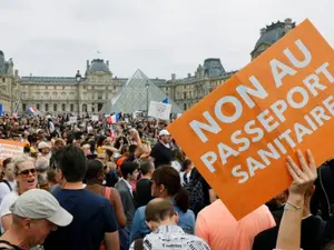 Franţa a validat permisul sanitar şi vaccinarea anti-COVID obligatorie a personalului medical. / Foto: bbc.com