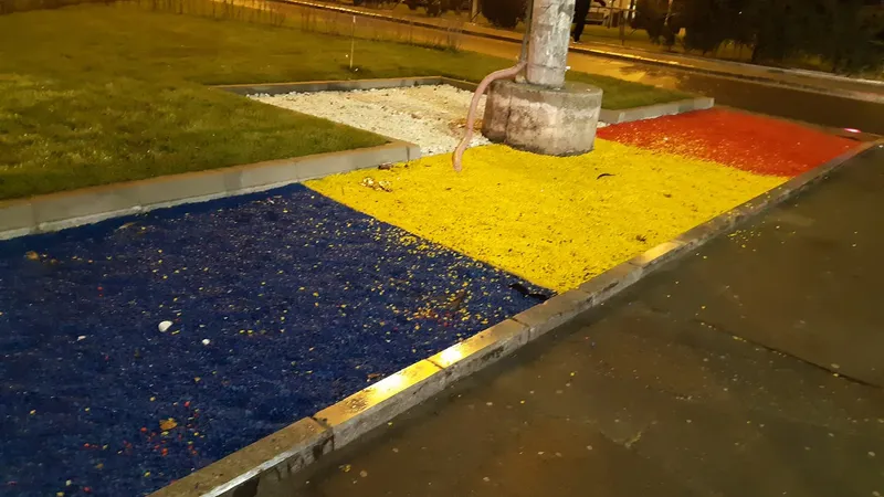 Pietriș tricolor pe strada Lujerului. FOTO: Newsweek România