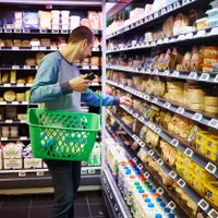 Bărbat într-un supermarket, poză ilustrativă - Foto: Profimedia Images