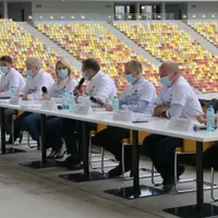 Gabriela Firea și primarii PSD de sector, pe stadion, la testarea bucureștenilor. FOTO: Facebook Gabriela Firea