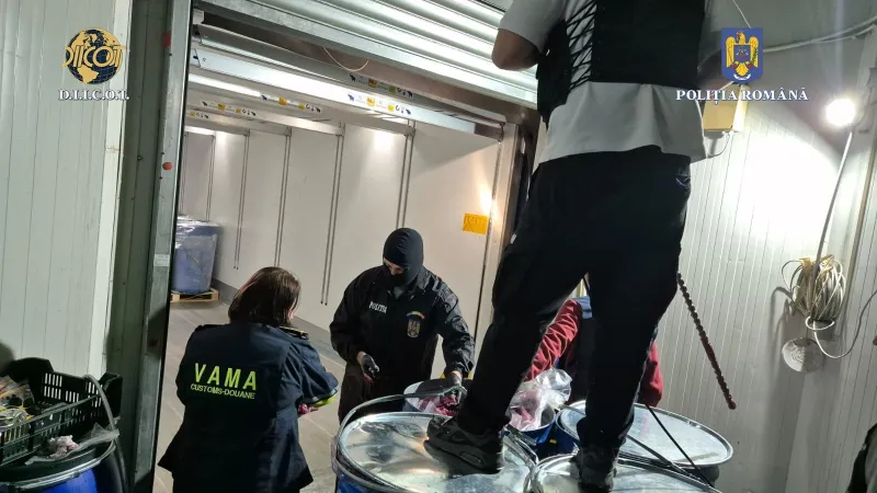 Cantitate impresionantă de cocaină, ascunsă în butoaie cu fructe congelate. Unde urma să ajungă? - Foto: Poliția-DIICOT