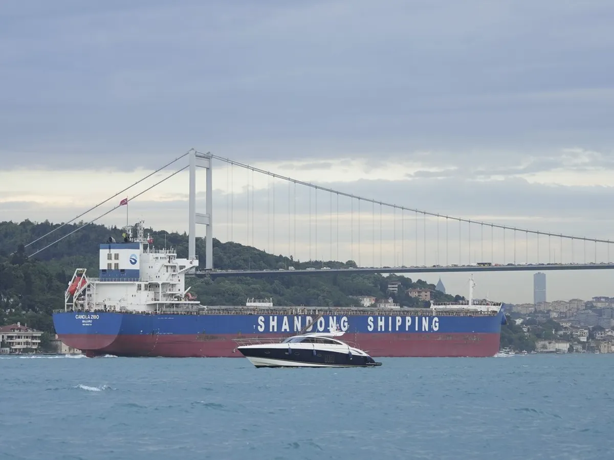 Scurgere de petrol în largul Omanului: un petrolier din „flota fantomă” a Rusiei este suspectat