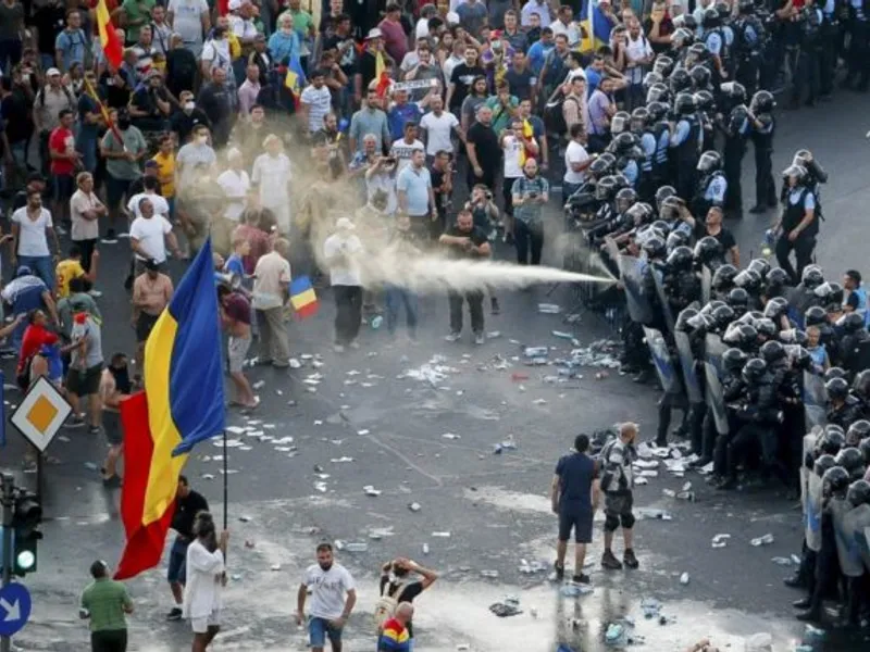 Jandarmii au dat cu gaze din plin în Piața Victoriei/FOTO: Inquam Photos/Adriana Neagoe