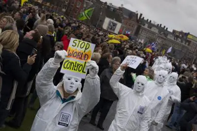 Zeci de mii de oameni în stradă împotriva restricțiilor, la Amsterdam/FOTO> dw.com