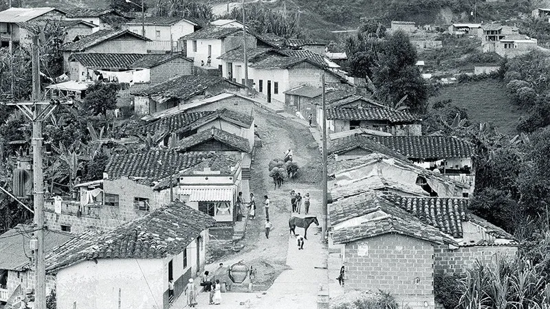 Un sat din afara Medellín-ului, în 1979, înainte de reforme.