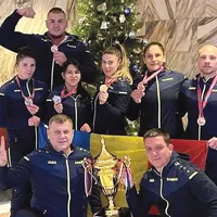 România, șase medalii la Cupa Mondială din Rusia. De la stânga, sus: Volha Maleika, Daniel Natea, Daniela Mihaela Chiss, Codrina Ionescu, Lavinia Ionescu, Laszlo Szoke. Jos: antrenorii  Viorel  Gâscă și Robert  Mateescu