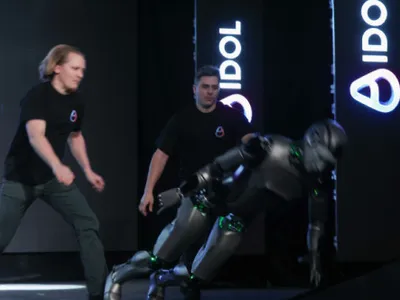 Rusia și-a prezentat primul robot umanoid cu AI. A intrat triumfal pe scenă, dar a căzut în cap după doar 15 secunde