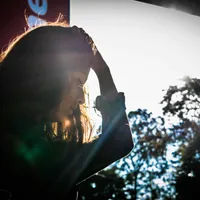 Tânără femeie supărată - Foto: Pexels/Austin Guevara