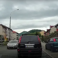 Un șofer și-a luat trotuar. N-a avut răbdare să stea în trafic, a depășit în viteză pe dreapta - Foto: captură video
