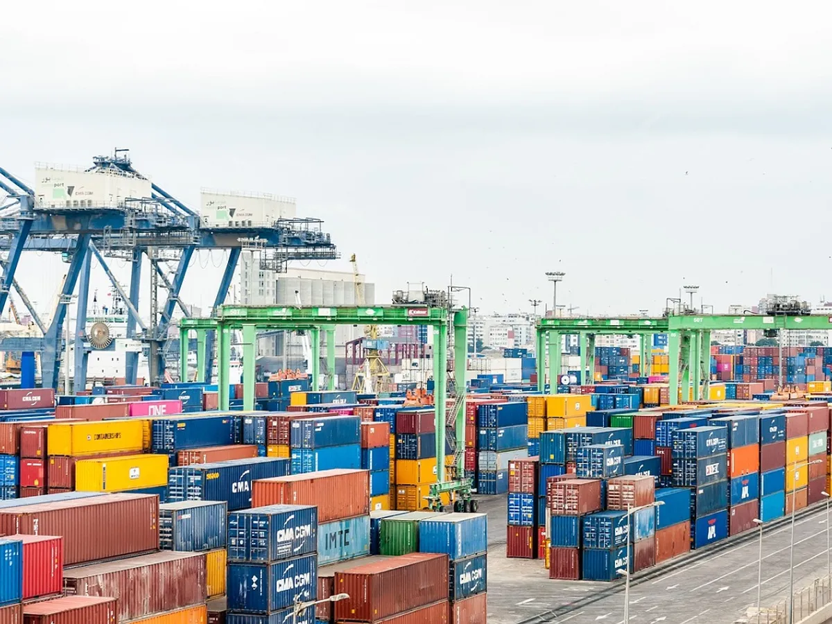 Containere sosite din import. Sursa: Pixabay