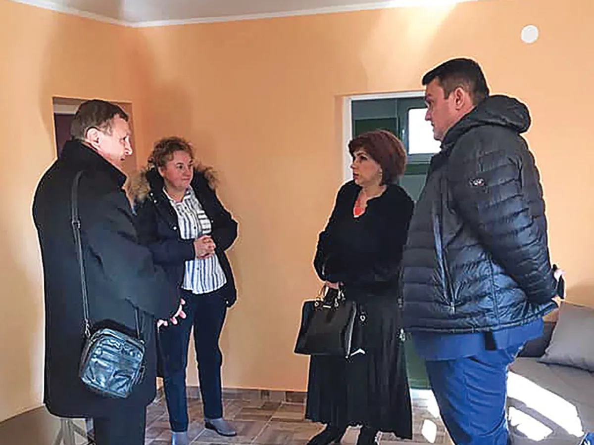 Șefa ANES (în negru), în vizită într-una din cele 42 de locuințe protejate, disponibile din martie