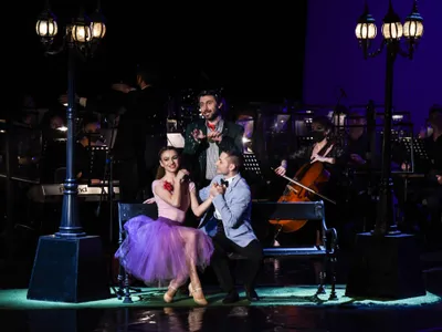 Adrian Nour (centru) unul dintre cei mai buni artiști ai Operetei, concediat sub un pretext absurd Foto: Facebook/Adrian Nour