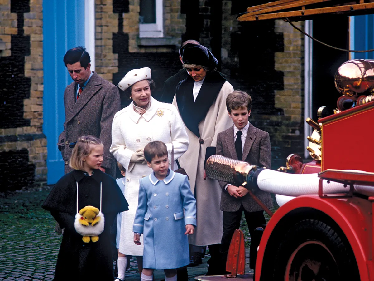 MONARH Cu (în sensul acelor de ceasornic de la stânga sus) Prințul Charles, Prințesa Diana, Prințul William și nepoții Peter și Zara Phillips, în 1988.