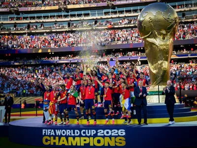 Preşedintele SUA, Donald Trump, şi cel al FIFA, Gianni Infantino, se bucură, împreună cu jucătorii spanioli, după câştigarea Cupei Mondiale - Foto: Profimedia Images