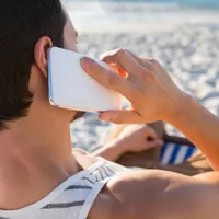 Cum să îți protejezi telefonul mobil pe caniculăi? 5 sfaturi pentru când esti la plajă sau în mașină - Foto: Profimedia images - Caracter ilustrativ