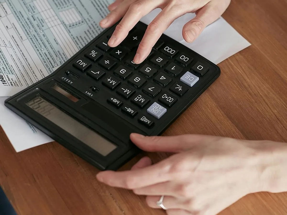 Femeie făcând calcule - Foto: Pexels/Mikhail Nilov