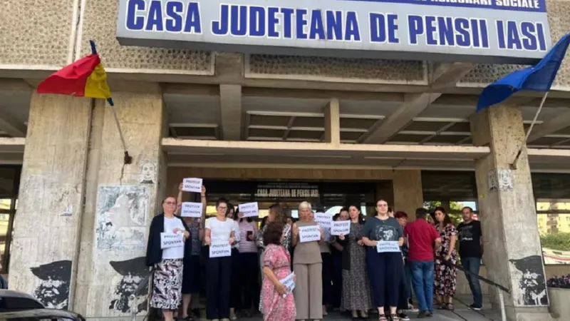 Angajații din Casa de Pensii au oprit, azi, munca. Mai intră pensiile pe card vineri sau întârzie? - Foto: Facebook