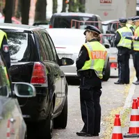 Poliţişti din Hamburg asigurându-se că şoferii maşinilor diesel respectă interdicţia de pătrundere pe anumite secţiuni de străzi din oraşul hanseatic.