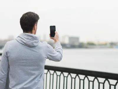 Un tânăr face poze cu telefonul - Foto: freepik (rol ilustrativ)