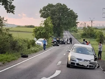 Trei mașini, făcute praf de un proaspăt șofer de 18 ani. / Foto: infotraficromania.ro