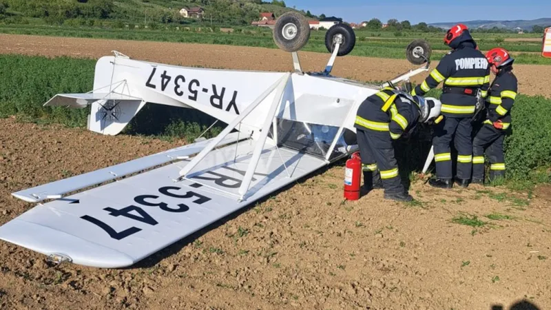 Un avion de mici dimensiuni a aterizat forțat în Alba. Pilotul a scăpat printr-o minune Foto: ISU Alba