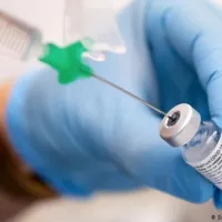 Au fost programaţi online la centrele de vaccinare, dar au găsit uşa închisă/FOTO: ziaruldeiasi.ro