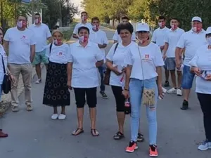 Angajați ai Căminului de bătrîni din Craiova, într-o acțiune de campanie a PSD/ FOTO: Ediție specială