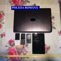 Toate mijloacele electronice care au stat la baza escrocheriei au fost confiscate Foto: Poliția Română