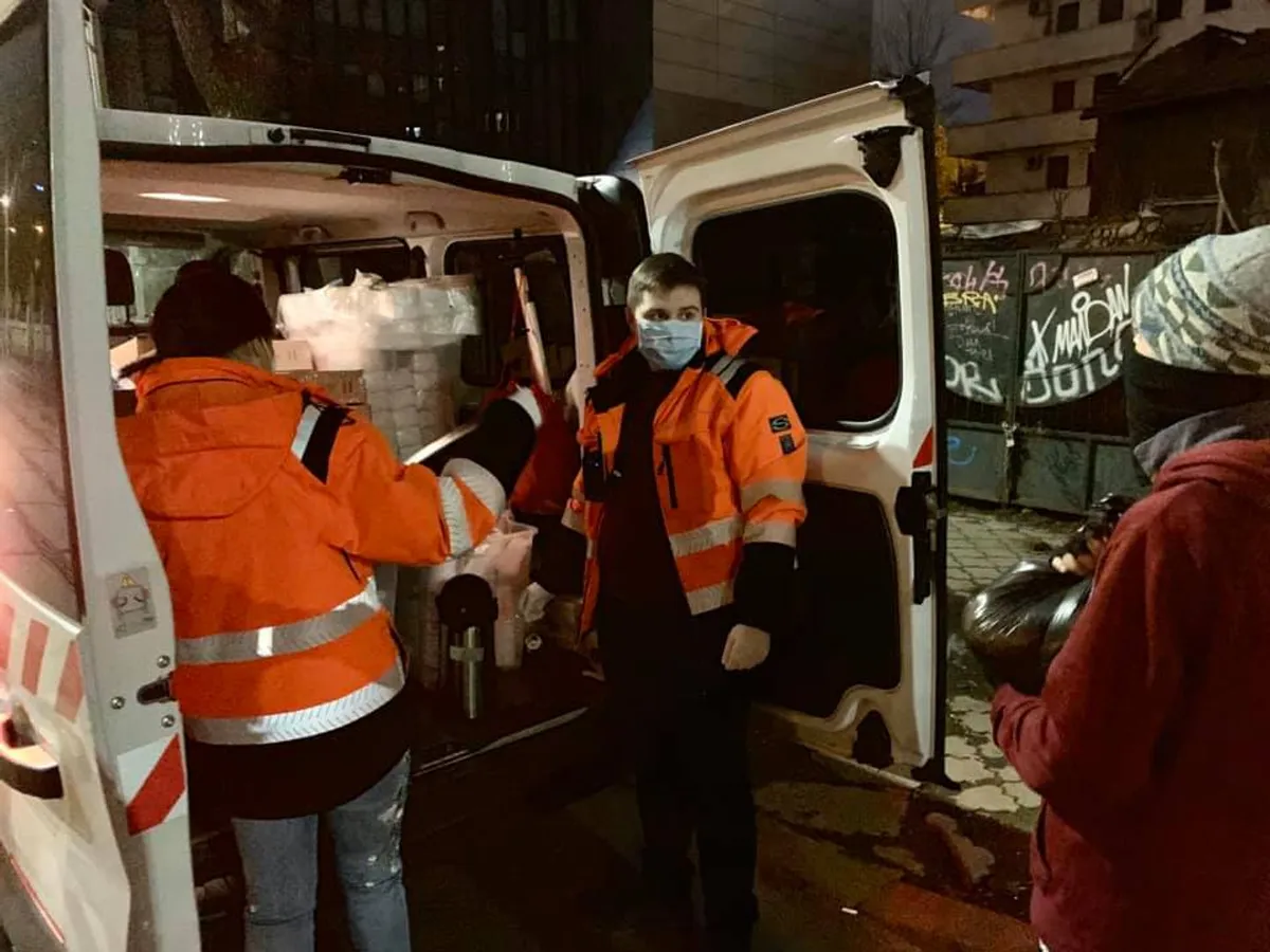 Echipele de la Carusel îi ajută pe oamenii care nu vor să meargă în centrele de stat. Foto: Facebook
